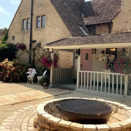 Piglet Lodge Pebworth Exterior photo